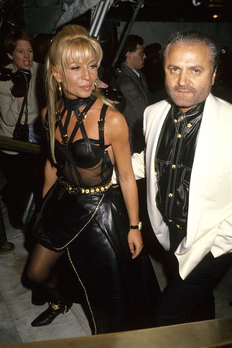 abito disegnato da donatella e gianni versace|Perché il vintage firmato Versace spopola sul red carpet.